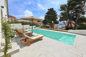 Villa Mira with a heated pool and a sea view